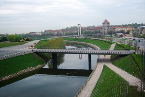 Kauno miesto Nemuno krantinės, tiltas į Nemuno salą iš A.Mickevičiaus g. Nuotr. iš „Wikimedia Commons”