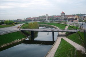 Kauno miesto Nemuno krantinės, tiltas į Nemuno salą iš A.Mickevičiaus g. Nuotr. iš „Wikimedia Commons”