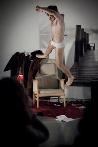 Spektaklio „Nevykėlis“ fragmentas. D. Stankevičiaus nuotr., iš A. Areimos teatro archyvo Spektaklio „Nevykėlis“ fragmentas. D. Stankevičiaus nuotr., iš A. Areimos teatro archyvo