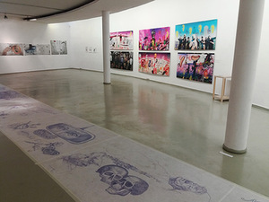 Pirmame plane: Rolando Rimkūno kūrinys, antrame plane: Alas Paldrokas, „Visatos keliuose“