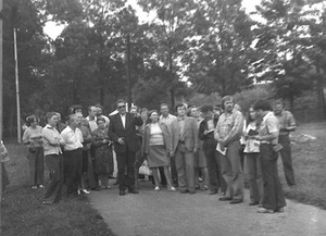 Monumentali mokslininko figūra akivaizdžiai išsiskiria kraštotyrininkų apsuptyje. 1979 m. L.Šinkūnaitės asmeninio archyvo nuotr.