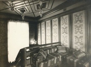 Sienos dekoruotos lininiu audiniu su aukso spalvos šilko tulpelėmis raudonmedžio rėmuose. Vailokaičių namo laiptinė, 1933 m. Kaunas. Nuotrauka iš KVB RS.