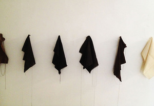 R. Noreikytė. Instaliacija „Kodas / oda“, 2016, galerija „Meno parkas“. R. Noreikytės nuotr. R. Noreikytė. Instaliacija „Kodas / oda“, 2016, galerija „Meno parkas“. R. Noreikytės nuotr.