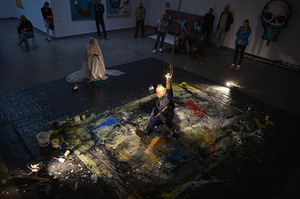 Akcionistinės tapybos aktas „Įkišk pirštą į mano žaizdą“. Kauno paveikslų galerija, 2015. Antano Untydi nuotr.