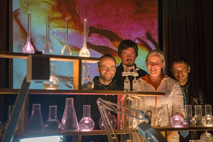 Po spektaklio „Plaukuota burna“ premjeros su grupe „Chui“ (Kroatija), „Dirbtinio pluošto“ kino salė, Kauno bienalė, 2015