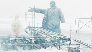 Kadras iš filmo „Po elektriniais debesimis“