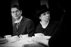 Simona Bladženauskaitė spektaklyje „Alksniškės“. Donato Stankevičiaus nuotr. Simona Bladženauskaitė spektaklyje „Alksniškės“. Donato Stankevičiaus nuotr.