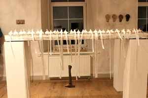 Česnakų lysvė. Parodos galerijoje „Menų tiltas“ Vilniuje fragmentas. Gabijos Černeckaitės nuotr.