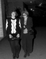 Festivalio LIFE veikliosios moterys, Rūta Vanagaitė (dešinėje) ir Valė Augaitytė po pirmojo LIFE festivalios, per Teatro dienos minėjimą Akademiniame dramos teatre. Autoriaus nuotrauka. Festivalio LIFE veikliosios moterys, Rūta Vanagaitė (dešinėje) ir Valė Augaitytė po pirmojo LIFE festivalios, per Teatro dienos minėjimą Akademiniame dramos teatre. Autoriaus nuotrauka.