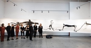 Jūratės Stauskaitės parodos „Esu“ atidarymo akimirka. D. Slavinsko nuotr.