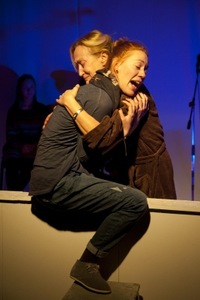 Scena iš spektaklio "Šokis "Delhi". Rež. A.Jankevičius, VDU teatras. Nuotraukos paimtos iš www.vdu.lt