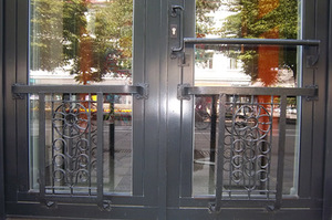 Kauno centrinio knygyno durų papuošimai