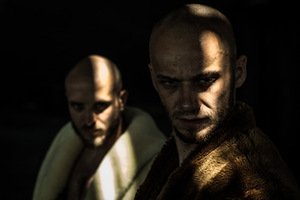 Marius Pinigis ir Marius Paplauskas šokio spektaklyje „(g)round zero“. A. Bulotos nuotr. Marius Pinigis ir Marius Paplauskas šokio spektaklyje „(g)round zero“. A. Bulotos nuotr.