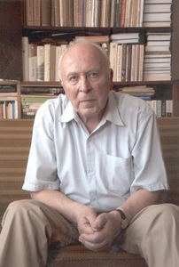 Leonas Gudaitis asmeninėje bibliotekoje. Jono Petronio nuotr.