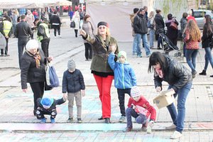 Irena Mikuličiūtė's studio annual children's drawing on the pavement action during the Kaunas Jazz Festival Irena Mikuličiūtė's studio annual children's drawing on the pavement action during the Kaunas Jazz Festival
