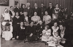 . Šv. Kalėdos Urbšių namuose. Ant parketo sėdi: Elena Jakutytė, Teklė Mašiotienė, Matija Mašiotaitė-Urbšienė, Prano Mašioto vaikaitės Baniutė ir Žimutė, vaikų auklė, Vera Pukštelytė. Stovi: Urbšių šeimininkė Seliutė Ševickaitė, Vladas Jakutis su žmona Ona Mašiotaite, Pranas Mašiotas, Juozas Urbšys, Vytautas Steponaitis, Jonas Mašiotas, šeimininkė.