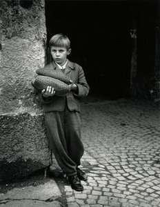 Kazio Daugėlos fotografija „Šeimos norma“ (1945–1949). Šiaulių Fotografijos muziejaus archyvo nuotr.