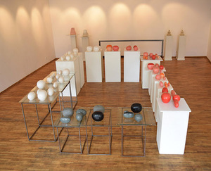 Aldonos Keturakienės keramikos parodos „Jos kambarys“ fragmentas Aldonos Keturakienės keramikos parodos „Jos kambarys“ fragmentas