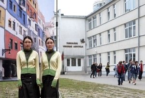 "Viena vidurinės Tuskulėnų  mokyklos kieme". A.Valiaugos nuotr.