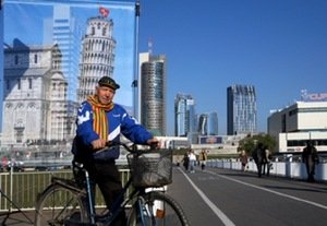 "Peizažas su "Europos" prekybos centru ir Pizos bokštu". A.Valiaugos nuotr.