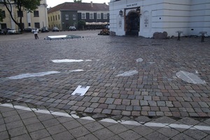 T. Burico instaliacija „The Sign After“ Kauno Rotušės aikštėje. Mildos Gineikaitės nuotr.