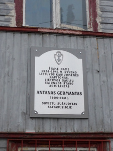 Memorialinė lenta ant namo Žemuogių g. 2/Aukštaičių g. 44; A. Raškevičiūtės nuotr.