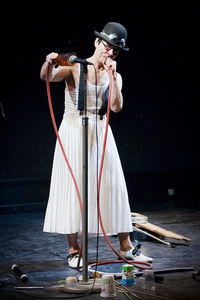 Beno Šarkos performansas „Ištrauk kamštį“ Nacionalinio Kauno dramos teatro festivalyje „Nerk į teatrą“. Donato Stankevičiaus nuotr.