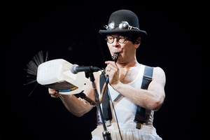 Beno Šarkos performansas „Ištrauk kamštį“ Nacionalinio Kauno dramos teatro festivalyje „Nerk į teatrą“. Donato Stankevičiaus nuotr.