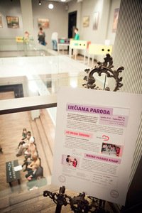 Parodoje „Matau pasaulį kitaip“ eksponuoti regos negalią turinčių vaikų molio lipdiniai, kurti padedant Nomedai Marčėnaitei Parodoje „Matau pasaulį kitaip“ eksponuoti regos negalią turinčių vaikų molio lipdiniai, kurti padedant Nomedai Marčėnaitei