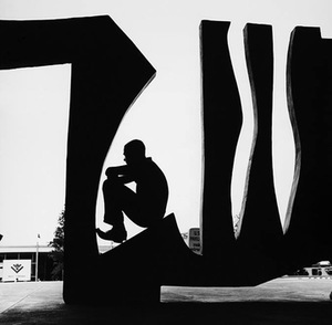 Parodos plakate panaudota A. Kezio fotografija „Niujorko pasaulio mugė“, 1964 m.