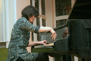 Linksmai muzikavo Šviesė Čepliauskaitė.