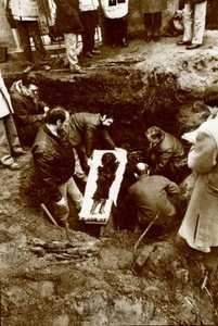 R.Juškelis. "Poetės Salomėjos Nėries palaikų perlaidojimas"