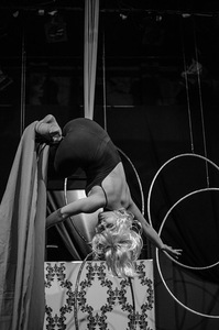 Spektaklio „Instrukcija“ pirmoji dalis „Pasaulio sutvėrimas“. Urtė Šimkonytė. Kauno miesto kamerinio teatro archyvo nuotr.