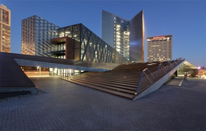 „Swedbank" centrinė būstinė Vilniuje. A. Ambraso asmeninio archyvo nuotr. Paimta iš http://www.autc.lt