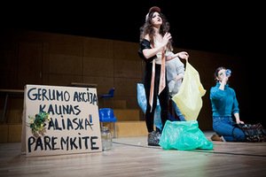 Spektaklio „Žalgirės“ (rež. V. Bareikis) scena. D. Stankevičiaus (NKDT) nuotr.